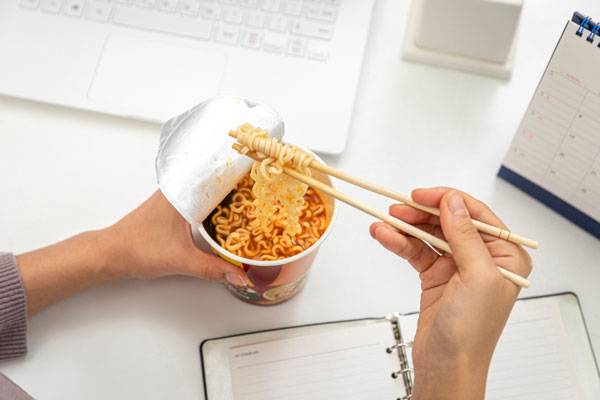 소시지 등 육가공품이나 라면 등 트랜스지방이 많은 식품은 대장 건강에 좋지 않다./클립아트코리아