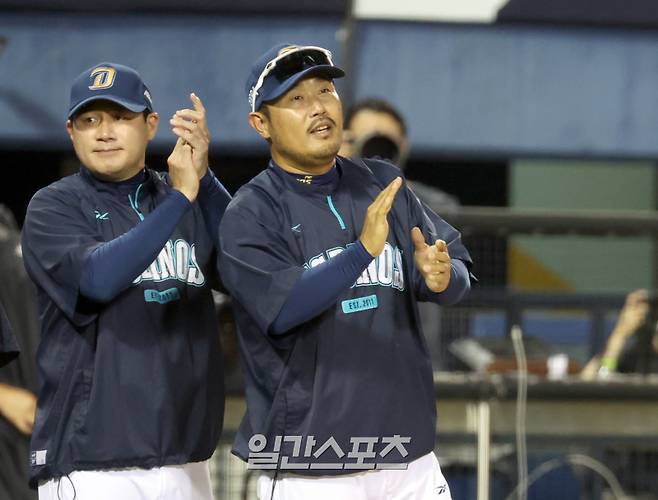 19일 오후 잠실야구장에서 열린 2025 프로야구 NC와 LG 경기. NC가 3-0 승리했다. 경기종료후 이호준 감독이 선수들과 승리 세리머니하고 있다. 잠실=정시종 기자 capa@edaily.co.kr /2025.06.19.