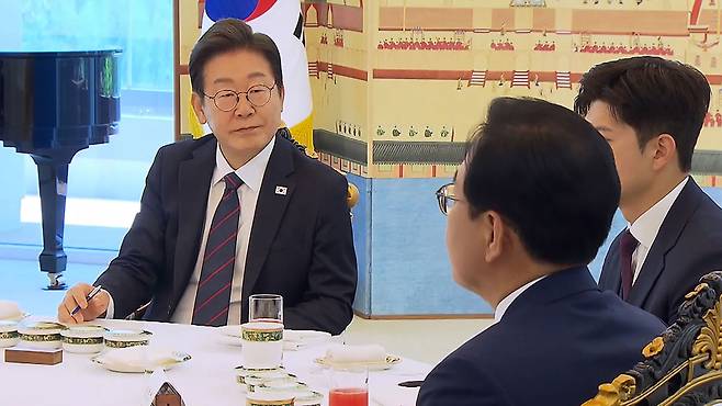 국민의힘 원내대표 발언 듣는 이재명 대통령