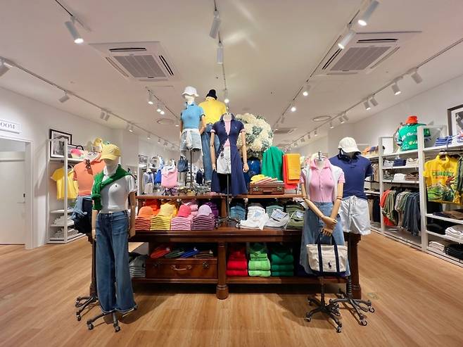 지난 20일 신세계사이먼 제주 프리미엄 전문점에 새로 문을 연 글로벌 브랜드 P사의 첫 직영 매장 내부. 컬러풀한 시즌 아이템과 정돈된 디스플레이로 체류형 관광객을 겨냥한 전략적 매장 구성에 나섰다. (신세계사이먼 제공)한 신세계사이먼 제주 프리미엄 전문점 내 폴로 랄프 로렌 직영 매장 전경. 고급 리조트형 쇼핑 환경을 강조하며, 제주 외국인 체류 소비 유치에 본격 나섰다. (