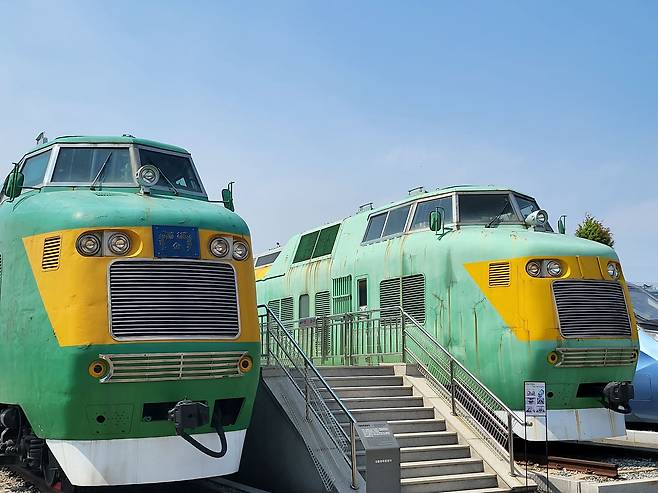 철도박물관에 전시 중인 대통령 특별동차(왼쪽)와 쌍둥이인 경호용 동차. 도색시기가 달라 색깔이 조금 다르다. 강갑생 기자