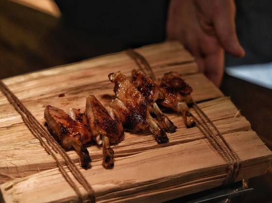 편백나무 장작을 태워 향을 입히는 '우드 파이어' 방식으로 풍미를 더한 닭날개. 사진 김성현
