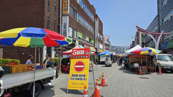 지난 18일 충남 태안군 태안읍에 오일장이 섰다. 지난해 6월 35년 만에 부활한 태안 오일장은 매달 끝자리가 3일과 8일에 열린다. 신진호 기자