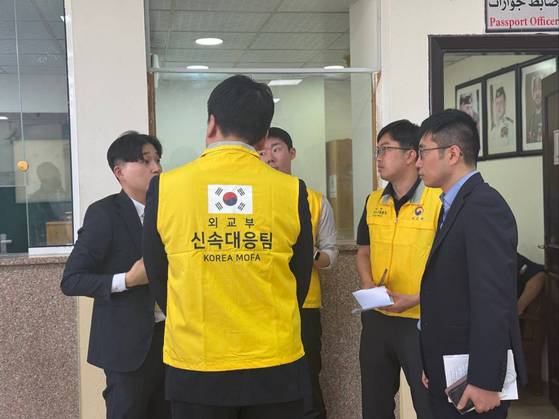 19일(현지시간) 요르단 국경검문소에서 영사 조력 활동을 하는 신속대응팀. 외교부