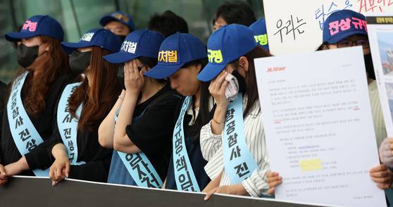 무안공항 제주항공 여객기 참사 유가족들이 지난달 23일 서울 강서구 김포공항에서 여객기 참사 진상규명, 사고기종 B737-800 퇴역, 책임자 처벌 등을 촉구하는 중 참석한 유족들이 눈물을 흘리고 있다. 뉴시스