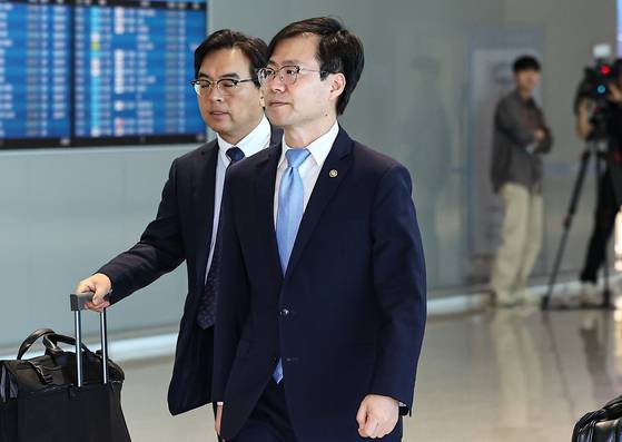 여한구 산업통상자원부부 통상교섭본부장이 22일 미국과의 통상 협의를 위해 인천국제공항 제2터미널을 통해 출국하기 위해 이동하고 있다. 2025.6.22/뉴스1