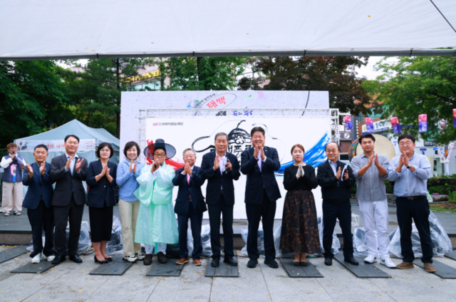 ▲ 태백문화재단이 주최한 ‘태백풍류-북새통’이 21일부터 22일까지 2일간 황지연못 일원에서 열려 태백지역의 풍년을 기원하는 제례행사인 ‘용신제’를 비롯, 개막식과 공연, 청소년 한자왕 선발대회, 성년의식례 등 다채로운 전통문화행사가 진행됐다.