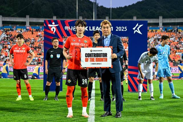 ▲ 강원FC 5월의 공헌상 선수단 부문 수상자 이지호