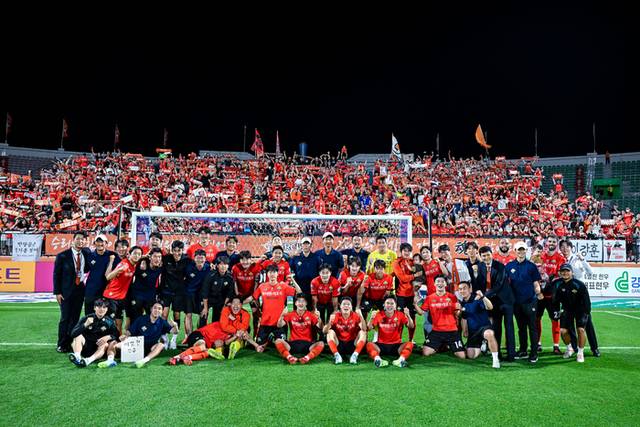 ▲ 강원FC가 지난 21일 강릉 홈에서 열린 대구FC와의 리그 경기에서 승리 후 팬들과 기념 촬영하고 있다. 강원FC 제공