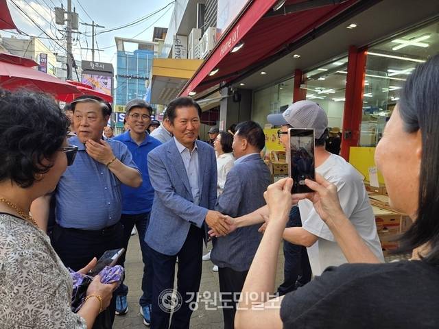 ▲ 더불어민주당 당대표 선거에 출마한 정청래 국회의원이 22일 원주 자유시장을 찾아 당원들과 인사를 나누고 있다. 권혜민