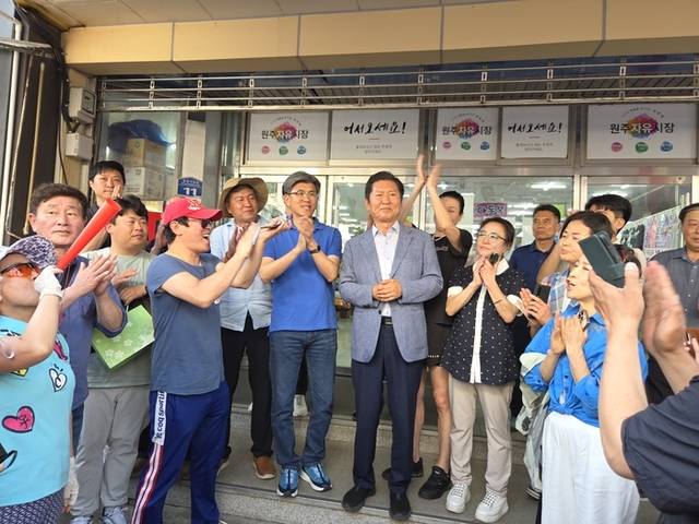 ▲ 더불어민주당 당대표 선거에 출마한 정청래 국회의원이 22일 원주 자유시장 앞에서 당원들과 만나 “이재명 정부의 성공을 위해 대통령을임기 끝까지 지켜달라”고 호소했다. 권혜민 기자