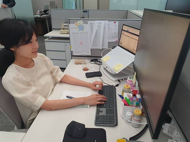 민세경 주임이 공시 자료를 검토 중이다. 윤현주 기자