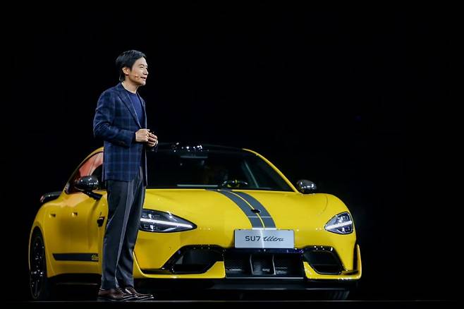 레이 쥔 샤오미 최고경영자가 지난 2월 베이징에서 열린 신제품 발표회에서 전기차 'SU7 울트라'를 소개하고 있다. 샤오미 제공.