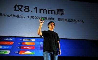 한 때 애플 짝퉁 제품을 만든다는 오명을 받았던 샤오미는 프리미엄 스마트폰 사업 전략 확대로 글로벌 시장에서 애플, 삼성전자에 이어 3위사업자로 자리매김했다. 레이 쥔 샤오미 최고경영자(CEO)가 지난 2015년 베이징에서 자사 스마트폰을 소개하고 있다. 검은 티셔츠와 청바지 차림을 한 레이쥔 회장은 애플의 스티브잡스를 연상케 한다.  샤오미 제공