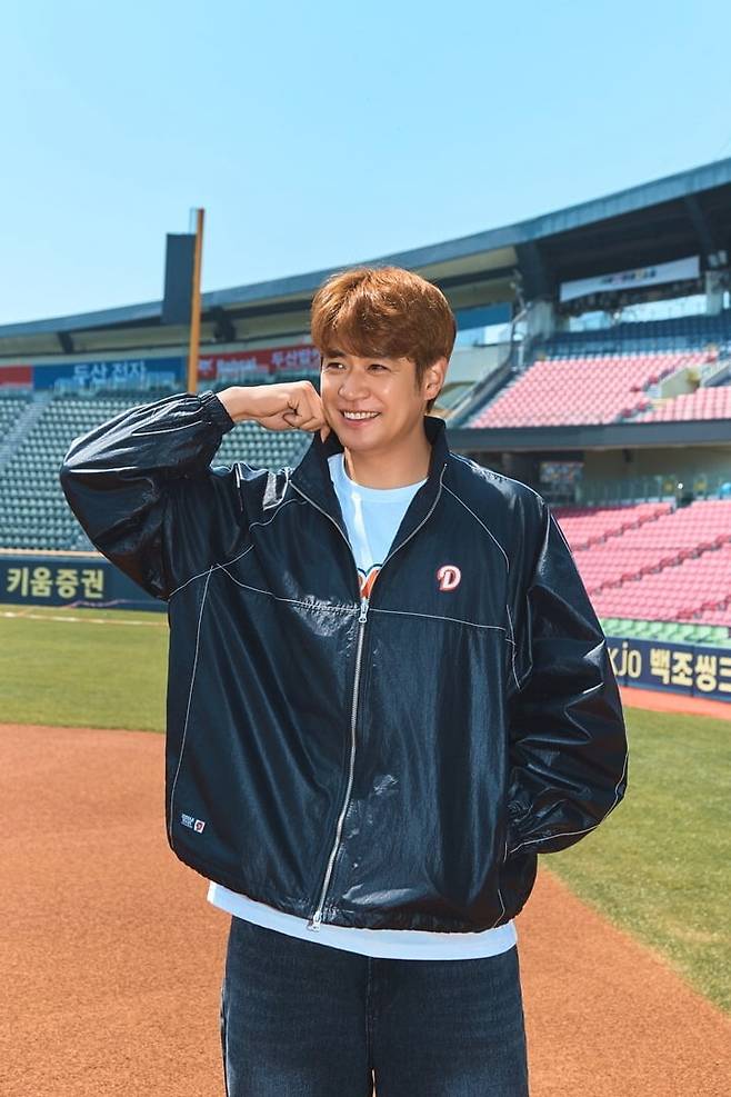 스파오와 두산베어스 협업 제품을 착용한 야구 선수 김재환.  사진=스파오