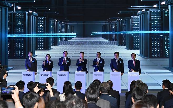 이재명 대통령이 6월 20일 울산전시컨벤션센터에서 열린 '대한민국 AI 고속도로, 울산 AI데이터센터 출범식'에서 참석자들과 함께 기념 세리머니에 참여하고 있다. 왼쪽부터 안덕근 산업통상자원부 장관, 최민희 국회 과학기술정보방송통신위원장, 최태원 SK그룹 회장, 이 대통령, 아마존웹서비스(AWS) 프라사드 칼야나라만 인프라 총괄 대표, 유상임 과학기술정보통신부 장관, 김두겸 울산광역시장. 사진=대통령실사진기자단