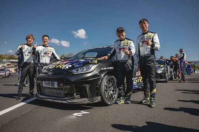 6년 만에 뉘르부르크링 24시 내구 레이스에 도전한 도요타 가주 루키 레이싱팀. 오른쪽에서 두 번째가 도요타의 도요다 아키오 회장이다. 도요타코리아 제공