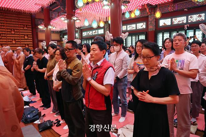 22일 서울 강남구 봉은사에서 열린 ‘평등 세상을 위한 사회적 약자 초청 특별법회’에서 청소노동자, 성소수자, 제주항공 참사 유가족 등 사회적 약자 초청자들이 합장하고 있다. 2025.6.22. 정지윤 선임기자