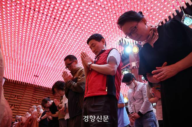 22일 서울 강남구 봉은사에서 열린 ‘평등 세상을 위한 사회적 약자 초청 특별법회’에서 청소노동자, 성소수자, 제주항공 참사 유가족 등 사회적 약자 초청자들이 합장하고 있다. 2025.6.22. 정지윤 선임기자