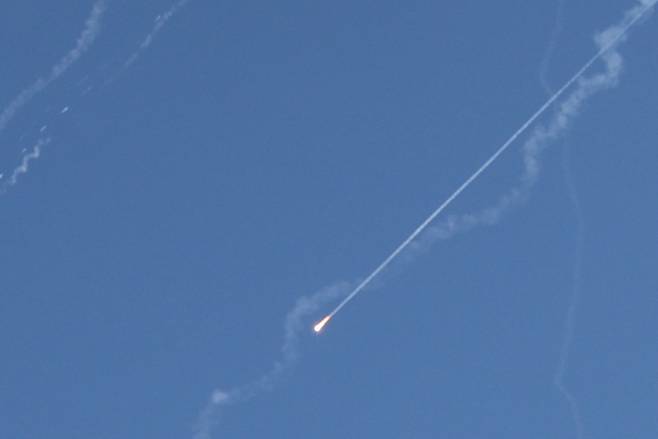 22일(현지시간) 이스라엘 예루살렘 상공에서 이스라엘 방공망이 이란이 쏜 탄도미사일을 요격하려 하고 있다. EPA연합뉴스