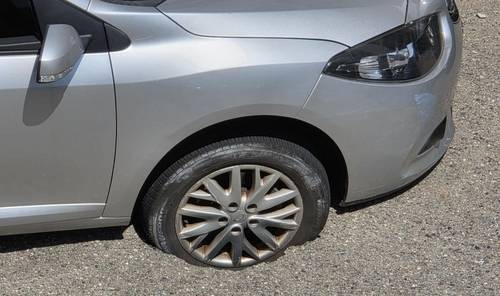 22일 인천 계양구의 한 아파트 주차장 도로에서 발생한 땅꺼짐에 차량 앞바퀴가 빠져 있다. 연합뉴스 제공