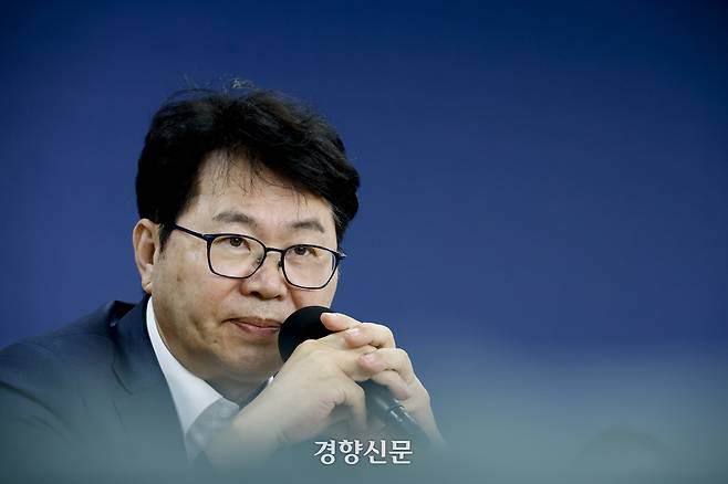 이한주 국정기획위원회 위원장이 22일 서울 정부서울청사 창성동 별관에서 열린 기자간담회에서 취재진 질문을 듣고 있다. 문재원 기자