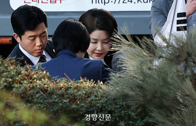 윤석열 전 대통령 부인 김건희 여사가 지난 4월11일 한남동 관저를 퇴거해 사저인 서울 서초구 아크로비스타로 들어서며 주민들과 인사를 나누고 있다. 정효진 기자