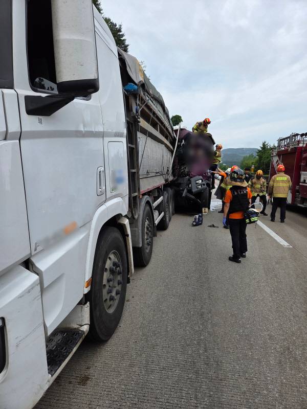 22일 오전 8시15분 경남 함안군 남해고속도로 칠원분기점 인근에서 4.5ｔ 화물차가 앞서가던 27ｔ 덤프트럭의 후미를 충격해 화물차 운전자가 중상을 입었다. 사진은 사고 현장. 독자 제공