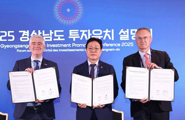 지난 19일(현지 시간) 프랑스 파리 인터컨티넨탈 호텔에서 에르베 부아요(사진 왼쪽부터) 피브스 M&A 및 전략이사, 박완수 경남지사, 이반 드 굴라드 드 아르세이 베올리아 아시아 법무총괄 등이 투자유치·상호협력 협약을 체결한 뒤 기념사진을 찍고 있다. 경남도 제공