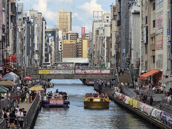 일본 오사카 관광의 명물로 떠오른 오사카 리버크루즈들이 도톤보리강에서 운항하고 있다.  박호걸 기자