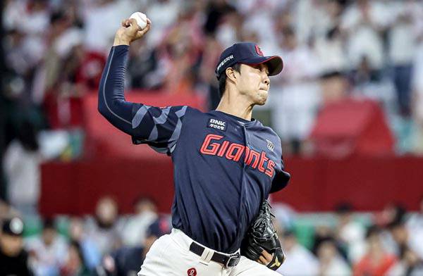 올 시즌 최고 159㎞의 공을 던지며 1군 활약을 예고한 윤성빈.  롯데 자이언츠 제공