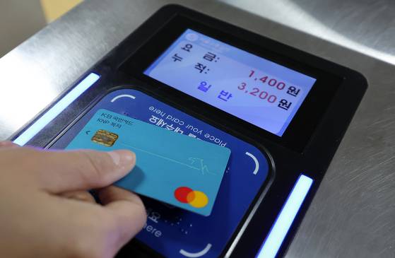 A commuter taps a transit card at the turnstile while entering Jonggak Station in Jongno District, central Seoul, on April 29. [NEWS1]