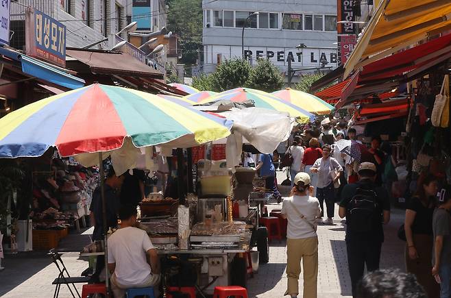 Shoppers browse Namdaemun Market in central Seoul on June 22. The government’s plans to distribute consumer vouchers? ranging between 150,000 won ($109) to 500,000 won based on an individual’s income --through supplementary budget is expected to boost spending. [YONHAP]