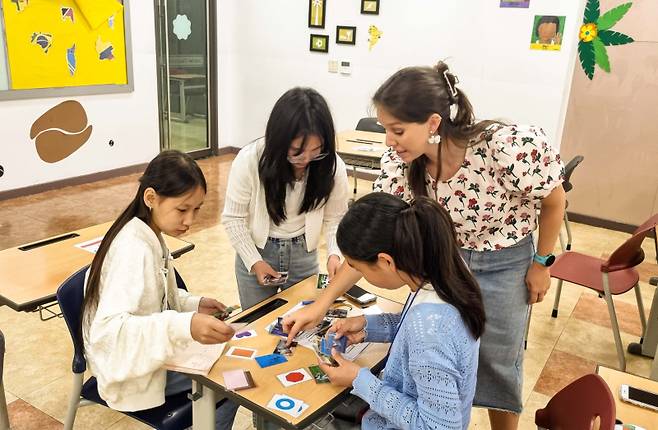 몽골 제9번학교 학생들이 대구경북영어마을에서 원어민 수업에 참여 중인 모습. 영진전문대 제공