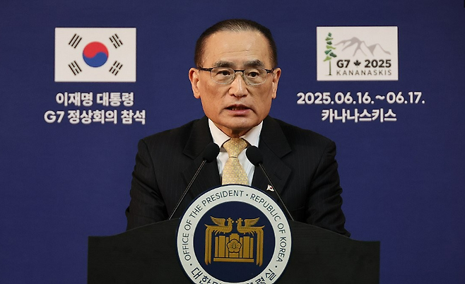 위성락 대통령실 국가안보실장이 16일(현지시간) 캐나다 앨버타주 캘거리의 한 호텔의 한국 프레스센터에서 이재명 대통령의 주요 7개국(G7) 정상회의 관련 브리핑을 하고 있다. 연합뉴스&nbsp;