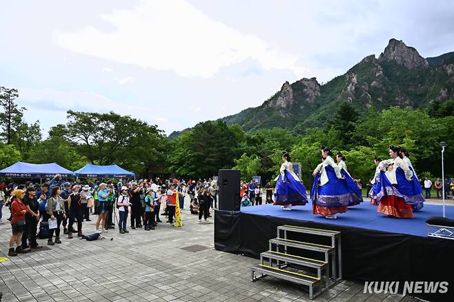 21일부터 22일까지 이틀 간 진행된 2025 설악 국제 트레킹 페스티벌. 축하 공연 모습. 속초시