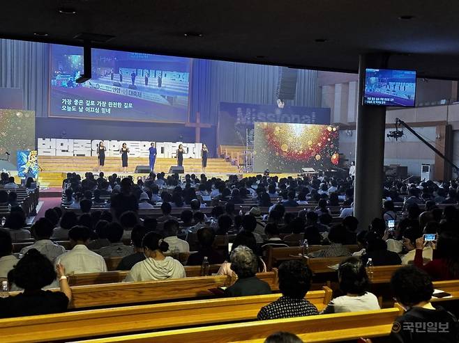 통일메아리 중창단이 21일 경기도 안양 새중앙교회에서 열린 2025 범민족연합 통일대축제에서 노래를 부르고 있다.