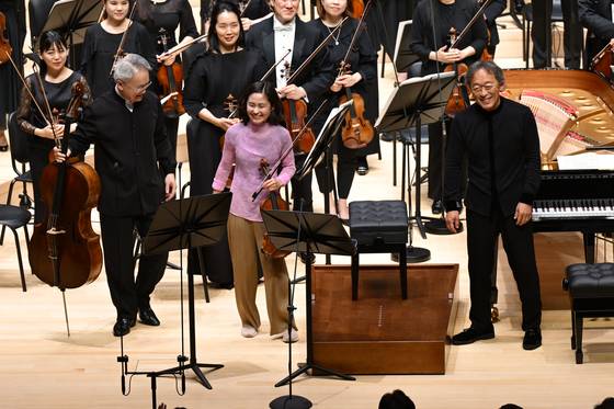 부산콘서트홀이 20일 정명훈 예술감독이 이끄는 아시아필하모닉오케스트라(APO) 연주와 함께 문을 열었다. 지휘와 피아노의 정명훈, 첼로의 지안 왕, 바이올린의 사야카 쇼지가 베토벤 삼중협주곡을 협연한 후 관객에게 인사하고 있다. 부산콘서트홀