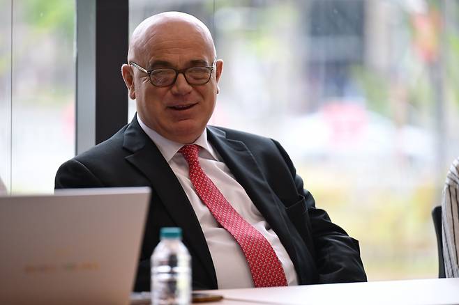 이탈리아 밀라노 라 스칼라 극장 총감독 포르투나토 오르톰비나가 지난 21일 부산콘서트홀에서 한국 취재진과 인터뷰하고 있다.   부산콘서트홀