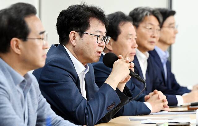 이한주(왼쪽) 국정기획위원장이 22일 서울 종로구 국정기획위원회에서 열린 기자간담회에서 취재진 질문에 답하고 있다. 이 위원장은 “공직사회가 세상이 바뀌었다는 것을 전혀 인지하지 못하고 있는 게 아닌가”라며 쓴소리를 했다. 이한형 기자