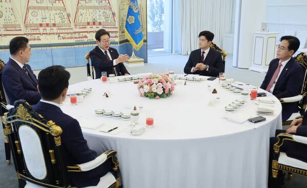 이재명 대통령이 22일 서울 한남동 관저에서 열린 여야 지도부와의 오찬 회동에서 발언하고 있다.왼쪽 아래부터 시계방향으로 강훈식 대통령비서실장, 더불어민주당 김병기 당대표 직무대행 겸 원내대표, 이 대통령, 국민의힘 김용태 비상대책위원장, 송언석 원내대표. 연합뉴스