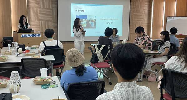 지난 21일 경기도여성비전센터 나혜석홀에서 열린 ‘사회서비스 공급주체 다변화사업–마인드 포레스트’ 수료생 정담회에 안혜영 경기도사회서비스원 원장이 참석한 가운데 수료생이 소감 발표를 하고 있다. 경기도사회서비스원 제공