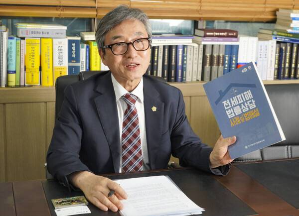 유봉성 경기중앙지방법무사회 회장이 경기일보와의 인터뷰를 진행하고 있다. 홍기웅기자