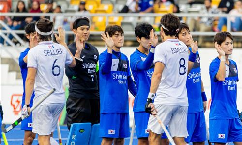 프랑스전을 마치고 상대 선수들과 인사하는 한국 대표팀. 사진[연합뉴스]