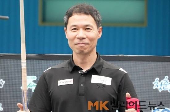 허정한이 21일 강원도 양구 청춘체육관에서 열린 ‘2025 대한당구연맹회장배 전국3쿠션당구대회’ 결승에서 안지훈을 꺾고 우승했다.  우승을 확정한 허정한이  미소를 짓고 있다.