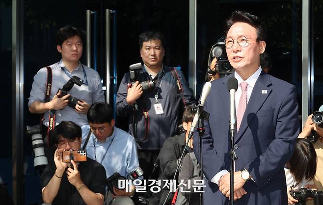 김민석 국무총리 후보자가 5일 서울 종로구 통의동 금융감독연수원에 마련된 인사청문회 준비 사무실로 첫 출근을 하며 취재진 질문에 답하고 있다. 2025.6.5[이충우기자]