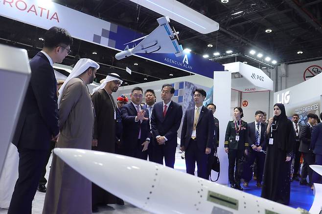 지난 2월 UAE 아부다비에서 구본상 LIG 회장이 모하메드 빈 자이드 알 나하얀 UAE 대통령에게 'L-SAM'을 소개하는 모습.  LIG넥스원