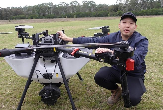농업용 드론 회사인 XAG오스트레일리아의 찰스 초우 경영이사가 자사 농업용 드론 중 가장 큰 P150에 대해 설명하고 있다.
