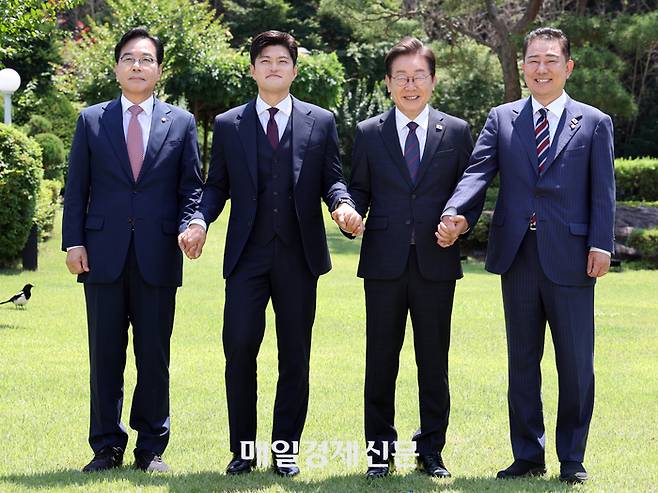 이재명 대통령이 22일 서울 한남동 관저에서 열린 여야 지도부 오찬 회동에서 기념촬영하고 있다. 왼쪽부터 국민의힘 송언석 원내대표, 김용태 비상대책위원장, 이 대통령, 더불어민주당 김병기 당대표 직무대행 겸 원내대표 [김호영 기자]