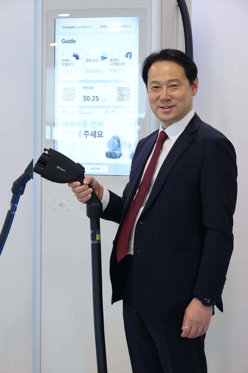신형 V2 전기차 충전기를 들고 있는 김종우 SK시그넷 대표.  한주형 기자